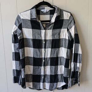 Old Navy classic flannel shirt, size medium, black and white